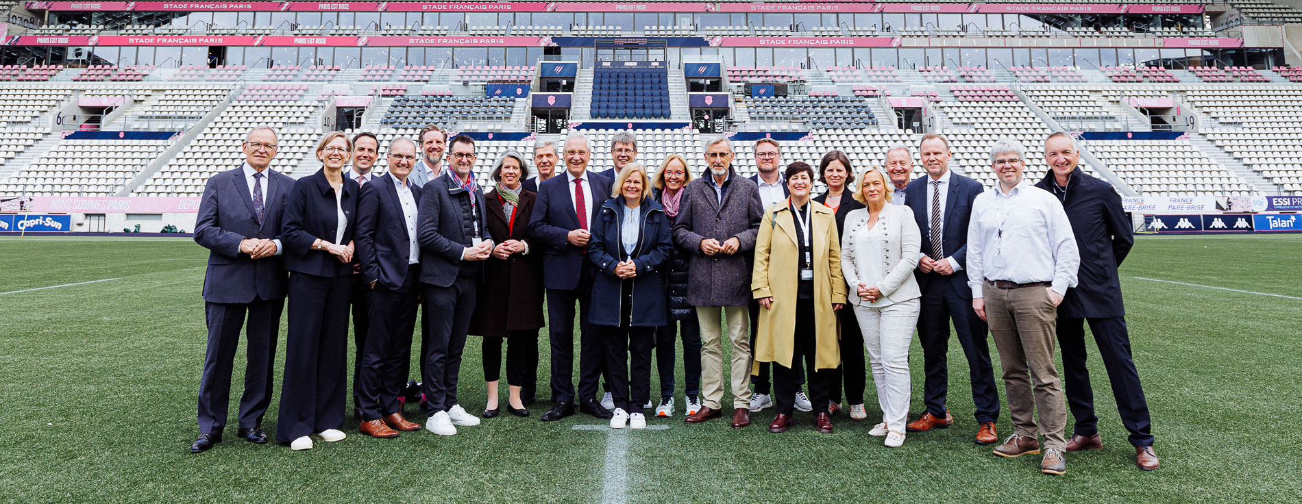 Gruppenbild der Sportministerinnen und -minister im Stadion