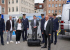 Innenstaatssekretär Kirchner und weitere Personen, u.a. Polizisten, stehen um eine Drohne herum