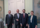 im Bild: von links nach rechts: LPP Schwald, Innenminister Joachim Herrmann, Interpol-Generalsekretär Valcey Urquiza, Gesundheitsministerin Judith Gerlach