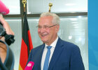 Herrmann im Interview vor Mikrofon