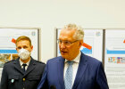 Innenminister Herrmann präsentiert bei einer Pressekonferenz gefälschte Kennzeichen und konfizierte Schusswaffen