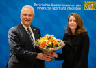 Innenminister Joachim Herrmann überreicht Eingebürgerten Blumenstrauß
