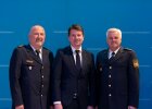 Auf dem Bild sind der scheidende Polizeivizepräsident Manfred Gigler, Staatssekretär Sandro Kirchner sowie der künftige Polizeivizepräsident von Niederbayern, Werner Sika, beim Festakt zum Polizeivizepräsidentenwechsel zu sehen.