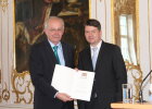 Staatssekretär Sandro Kirchner und ehemaliger Regierungsvizepräsident von Schwaben, Josef Gediga mit Urkunde