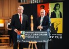 Auf dem Bild ist der bayerische Innenminister und Schirmherr des Humbolt-Tages, Joachim Herrmann, gemeinsam mit dem Vorsitzenden des Alexander-von-Humboldt-Kulturforums Franken e. V., Dr. Hartmut Koschyk, mit einer Gedenktafel des Kulturforums zu sehen.