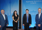 Gruppenfoto vor Bühne: Innenstaatssekretär Sandro Kirchner, Dorothee Bär, MdB, und weitere Personen