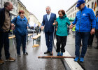 Innenminister Joachim Herrmann mit Blindensimulationsbrille und Blindenstock auf Parcour neben weiteren sehbehinderten Personen