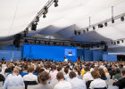 Blick über das Publikum im Zelt zur Bühne, israelischer Staatspräsident hinter Rednerpult