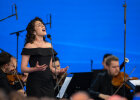 Sängerin Roni Daloomi gemeinsam mit dem Jewish Chamber Orchestra Munich in Aktion