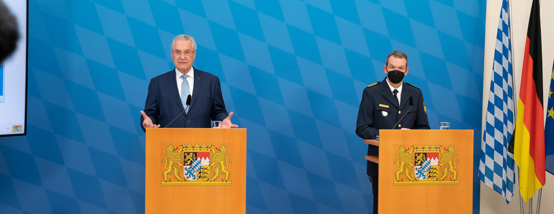 Innenminister Joachim Herrmann und Landespolizeipräsident Michael Schwald hinter Rednerpulten