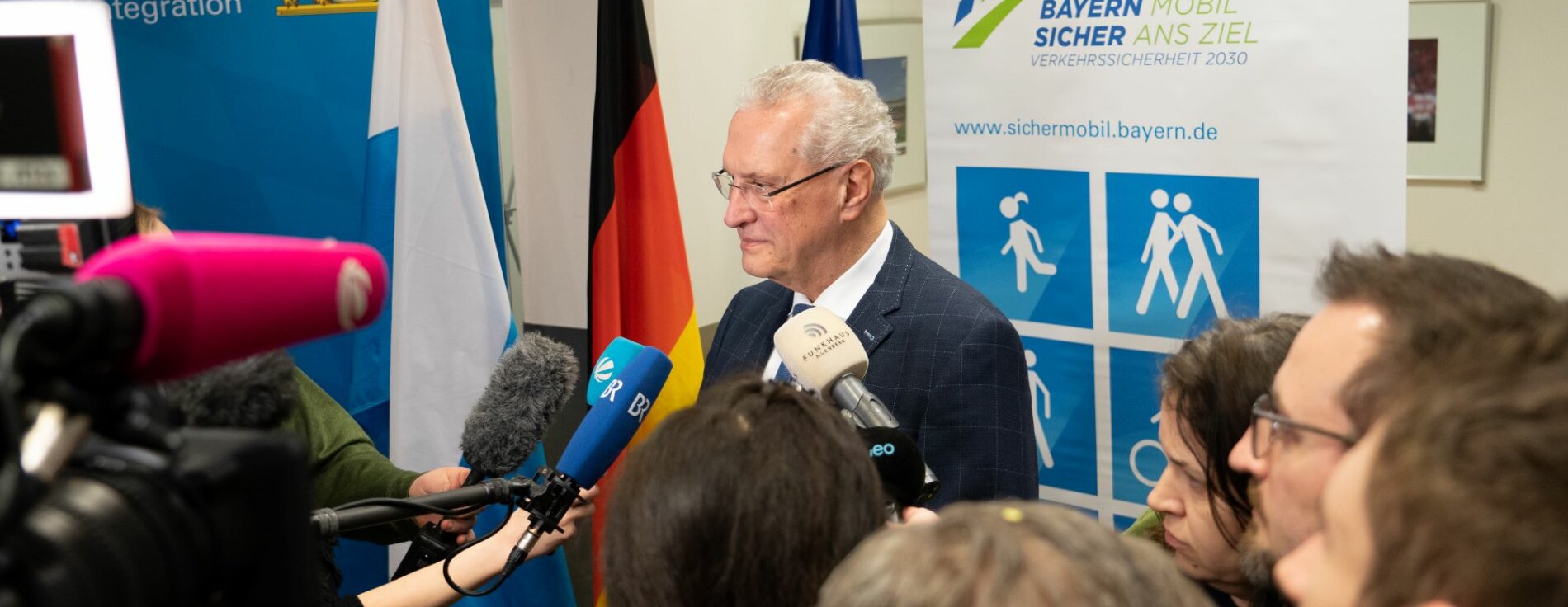 Auf dem Foto ist Innenminister Joachim Herrmann zu sehen, wie er die Verkehrsunfallstatistik im Rahmen einer Pressekonferenz in Nürnberg vorstellt.