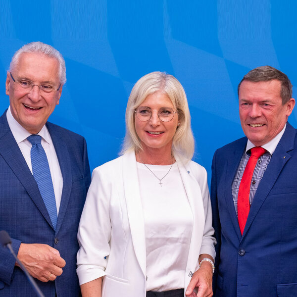 Integrationsminister Joachim Herrmann, Arbeitsministerin Ulrike Scharf und Ralf Holtzwart