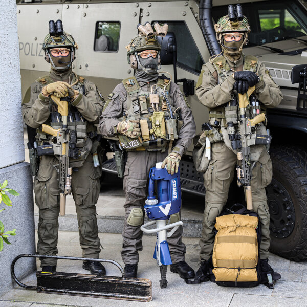 Drei Polizisten der Spezialeinheiten in voller Ausrüstung