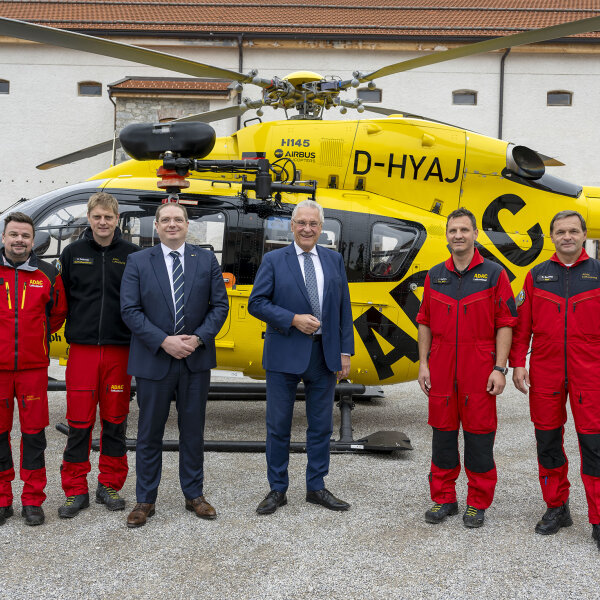 Herrmann und Vertreter der ADAC Luftrettung und Piloten vor Hubschrauber