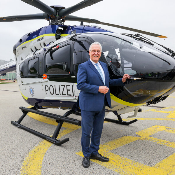 Minister Herrmann vor neuem Polizeihubschrauber