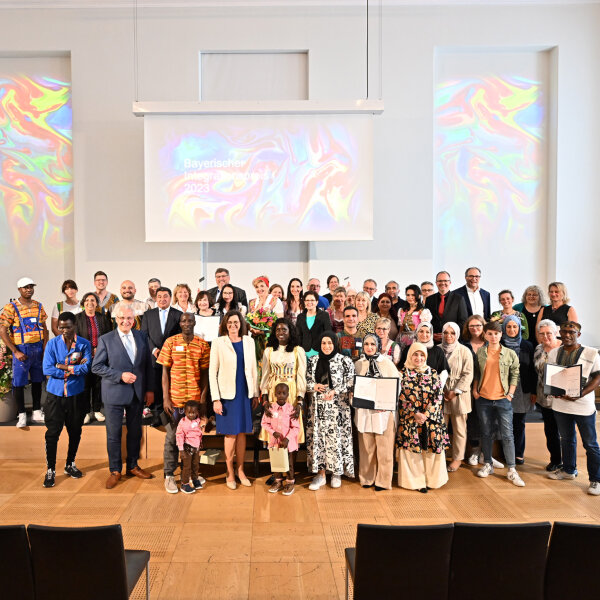 Gruppenbild mit allen Preisträgern und Integrationsminister Herrmann