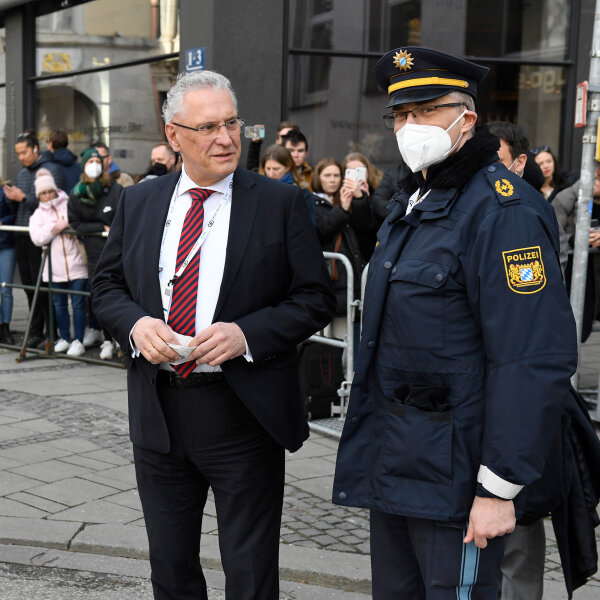 Innenminister Joachim Herrmann im Gespräch mit Polizisten in Münchner Innenstadt