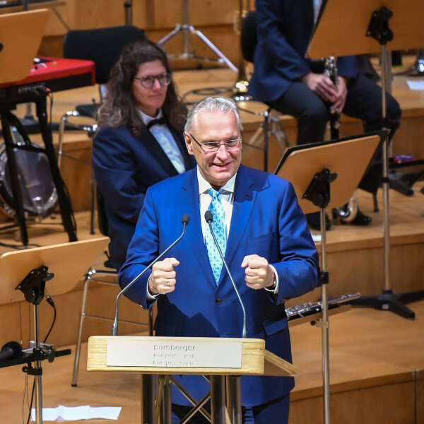 Innenminister Joachim Herrmann bei Rede vor Polizeiorchester