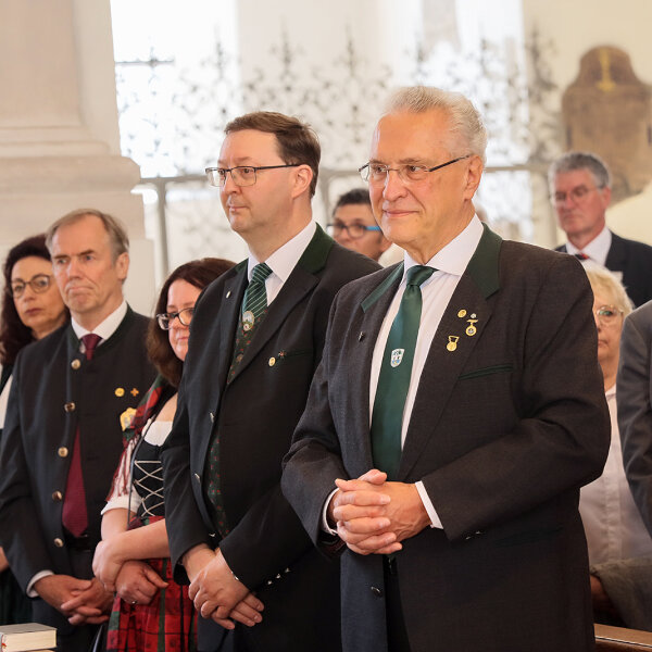 Innenminister Joachim Herrmann neben weiteren Personen bei Festgottesdienst