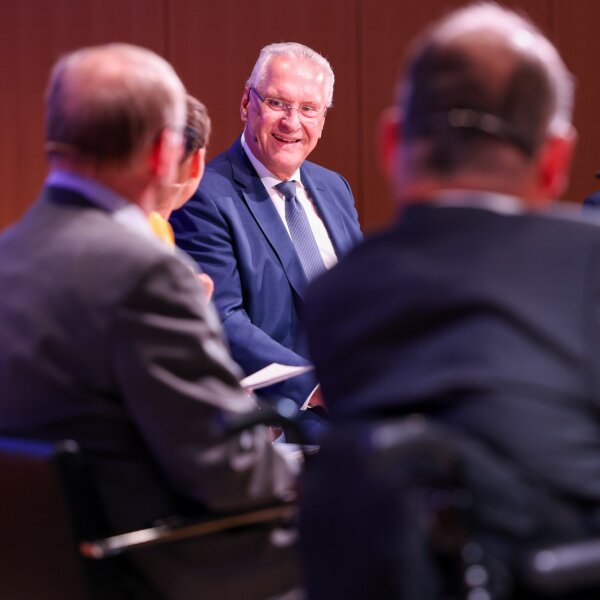 Herrmann mit weiteren Personen im Dialog