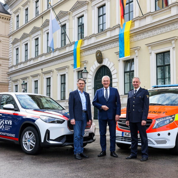 Innenminister Joachim Herrmann mit Dr. Christian Pfeiffer, Vorstandsvorsitzender der KVB und Florentin von Kaufmann, Vorsitzender des Verbandes der Bayerischen Leitstellenbetreiber zwischen Einsatzfahrzeugen des Bereitschaftsdienstes und des Rettungsdiensts