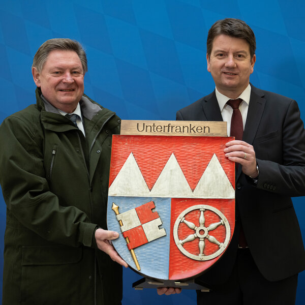 Gerhard Eck und Sandro Kirchner mit Wappen von Unterfranken