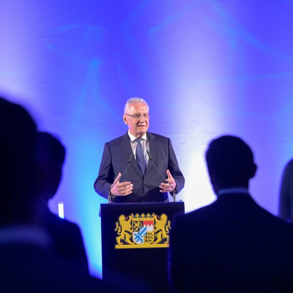 Innenminister Joachim Herrmann am Rednerpult anlässlich seiner Rede beim Staatsempfang der Bayerischen Staatsregierung zum „Weltmarktführer Innovation Day“ in Erlangen