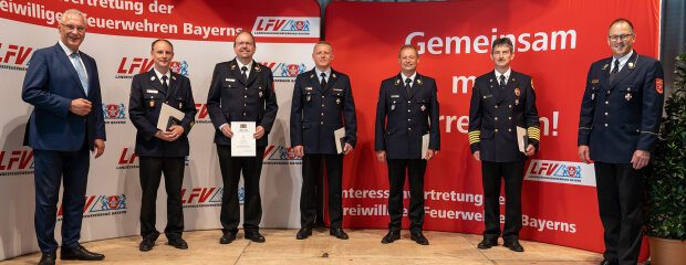 Gruppenfoto der geehrten Feuerwehrleuten mit Steckkreuz und Urkunde 