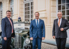 Außenaufnahme vor einem Auto mit Innenminister Joachim Herrmann, Herrn Robert Heimberger und dem neuen LKA-Präsidenten Harald Pickert