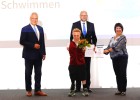 Sportminister Joachim Herrmann ehrt den Para-Schwimmer Josia Topf als Nachwuchssportler des Jahres.