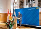 Innenminister Joachim Herrmann hält auf der Bühne seine Ansprache hinter einem Rednerpult