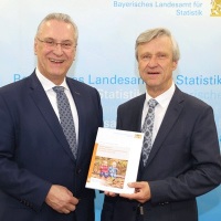 Innenminister Joachim Herrmann und  Dr. Thomas Gößl präsentieren ein Buch, die Bevölkerungsvorausberechnung bis 2038. 