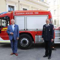 Innenminister Joachim Herrmann und dem Vorsitzenden des Landesfeuerwehrverbands Bayern, Johann Eitzenberger vor einer Feuerwehr