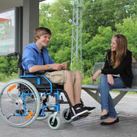 Rollstuhlfahrer an einem Bahnhof