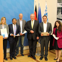 Innenminister Joachim Herrmann mit fünf Mitbürgerinnen und Mitbürgern, denen er ihre Einbürgerungsurkunden überreicht hat