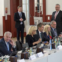 Gemeinsame Kabinettssitzung der Staatsregierungen von Bayern und Sachsen in Leipzig: Tisch mit Kabinettsmitgliedern