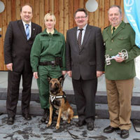 Gemeinsam mit Polizeipräsident Hubertus Andrä eröffnet Staatssekretär Gerhard Eck das neue Dienstgebäude der Polizeiinspektion Hundestaffel in München.