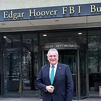 Innenminister Joachim Herrmann vor dem J. Edgar Hoover FBI Building in Washington D.C.