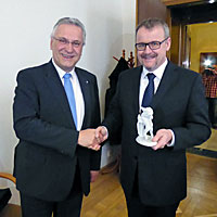 Bayerns Innen- und Verkehrsminister Joachim Herrmann überreicht dem neuen tschechischen Verkehrsminister Dan Ťok einen bayerischen Löwen.