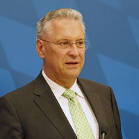 Innenminister Joachim Herrmann berichtet über die Maßnahmen des Bayerischen Kabinetts zur Bekämpfung des internationalen Terrorismus.