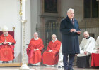 Minister Herrmann bei seinem Grußwort in der Kirche mit Blick zum Publikum