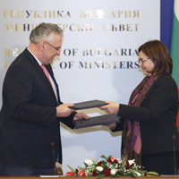 Bayerns Innenminister Joachim Herrmann und Bulgariens Innenministerin Rumyana Bachvarova unterzeichnen in Sofial eine Erklärung zur polizeilichen Zusammenarbeit.