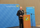 Polizeipräsident Hubertus Andrä hinter dem Rednerpult bei seiner Ansprache
