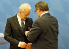 Staatssekretär Gerhard Eck händigt das Verdienstkreuz am Bande in München aus