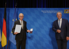 Aushändigung des Bundesverdienstkreuzes am Bande durch Innenminister Joachim Herrmann
