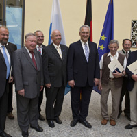 Verleihung der Kommunalen Verdienstmedaille am 5. Juli 2012 in München: Gruppenfoto der Geehrten mit Staatsminister Joachim Herrmann