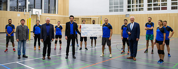 Kombinierte Volleyballmannschaft mit Innenminister Herrmann und großem Scheck