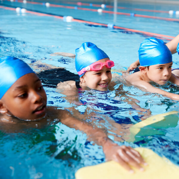 Kinder beim Schwimmunterricht