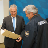 20 Jahre Sicherheitswacht: Innenminister Joachim Herrmann überreicht Urkunde am 11. April 2014 in Nürnberg