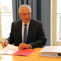 Bayerns Innenminister Joachim Herrmann hebt mit seiner Unterschrift den für Bayern festgestellten Katastrophenfall zur Corona-Pandemie auf.